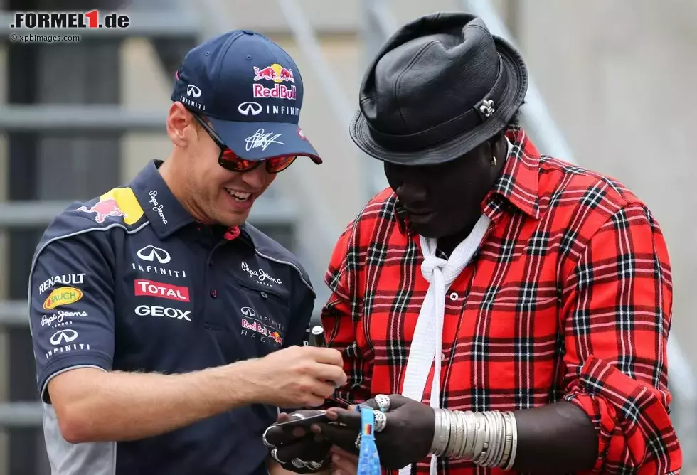 Foto zur News: Sebastian Vettel (Red Bull) mit &quot;Superfan&quot; Moko