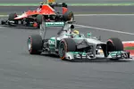 Foto zur News: Lewis Hamilton (Mercedes) vor Max Chilton (Marussia)