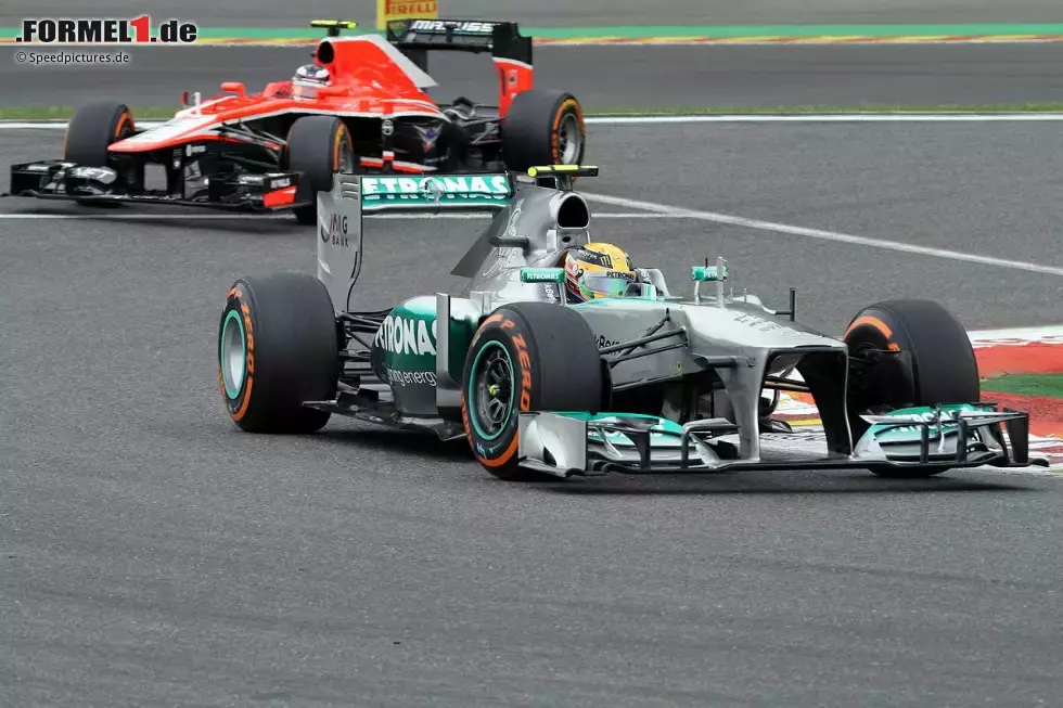 Foto zur News: Lewis Hamilton (Mercedes) vor Max Chilton (Marussia)