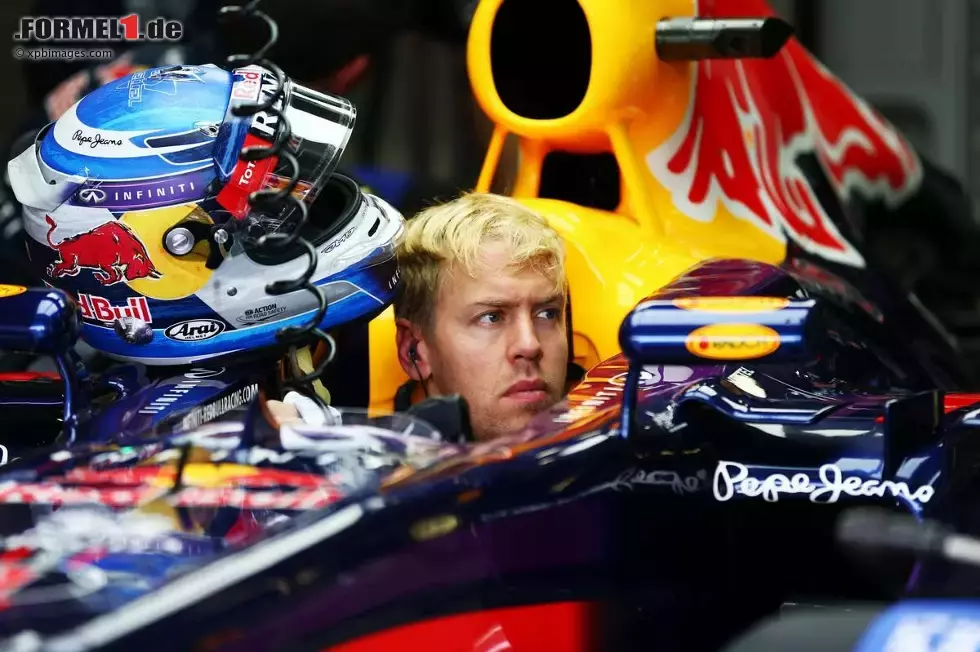 Foto zur News: Sebastian Vettel (Red Bull) wartet auf seinen Einsatz