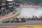 Foto zur News: Romain Grosjean (Lotus), Mark Webber (Red Bull) und Kimi Räikkönen (Lotus)