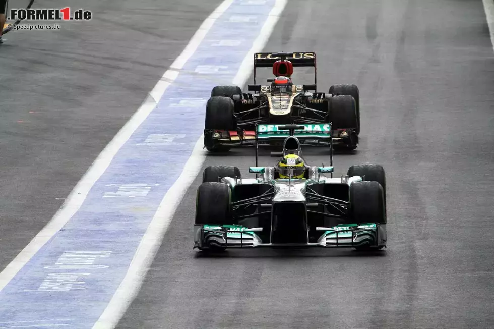 Foto zur News: Nico Rosberg (Mercedes) vor Kimi Räikkönen (Lotus)