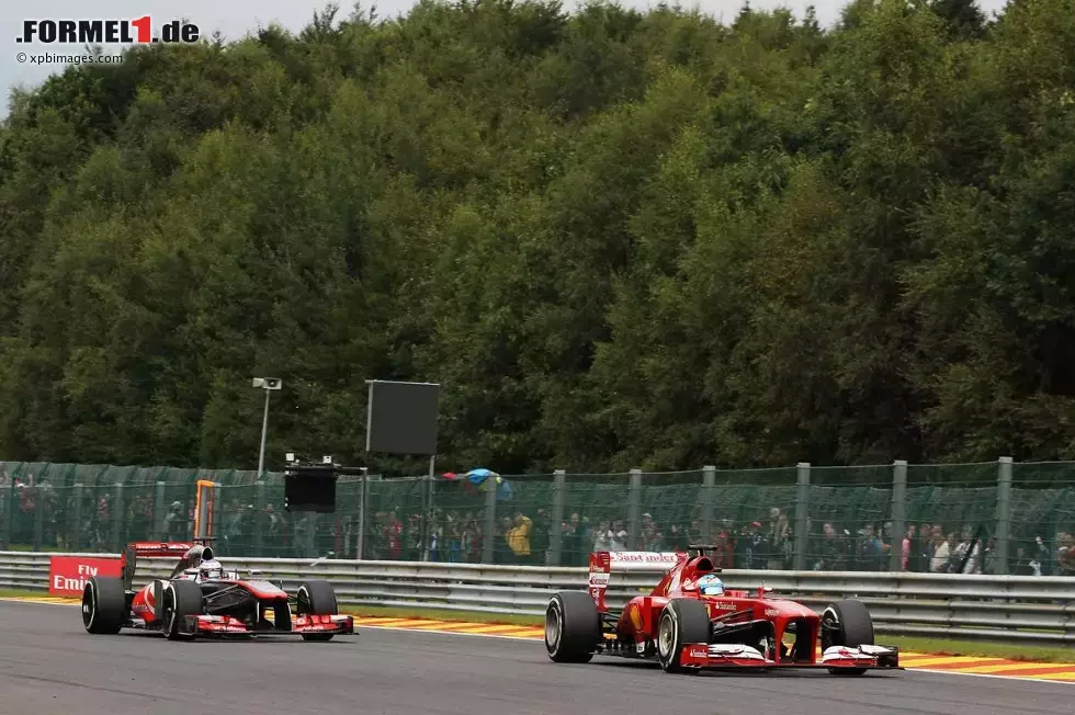 Foto zur News: Fernando Alonso (Ferrari) und Jenson Button (McLaren)