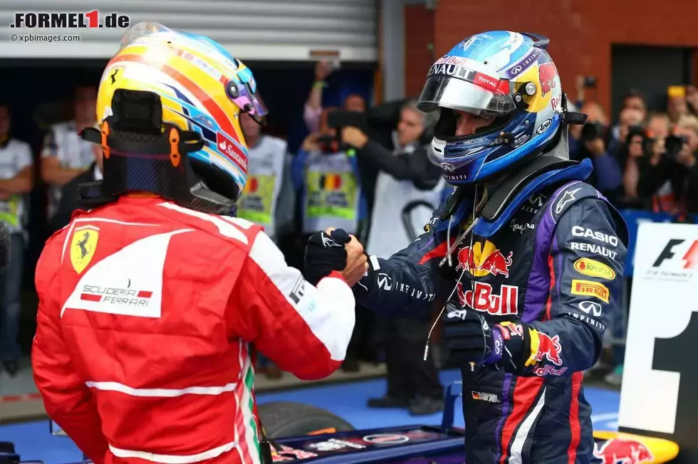 Foto zur News: Fernando Alonso (Ferrari) und Sebastian Vettel (Red Bull)