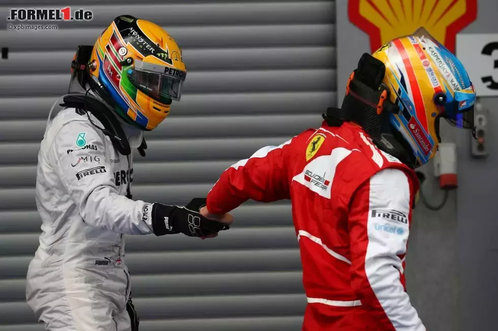 Foto zur News: Lewis Hamilton (Mercedes) und Fernando Alonso (Ferrari)