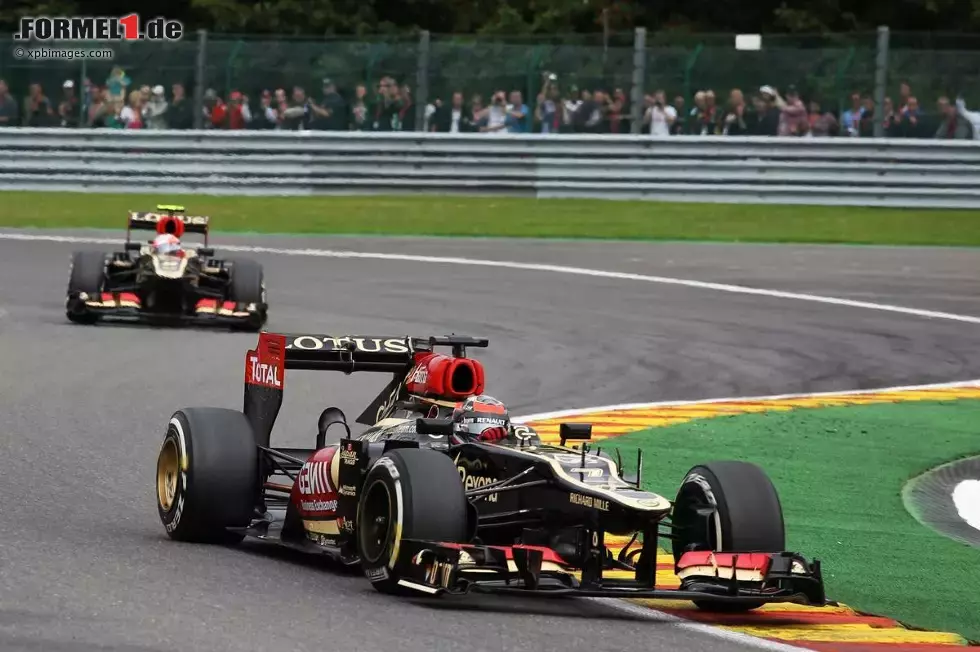 Foto zur News: Romain Grosjean (Lotus) und Kimi Räikkönen (Lotus)