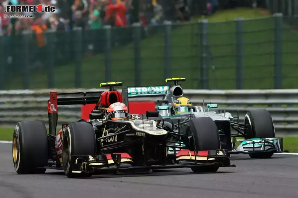 Foto zur News: Romain Grosjean (Lotus) und Lewis Hamilton (Mercedes)