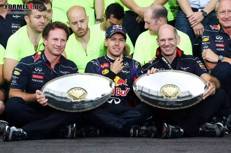 Foto zur News: Sebastian Vettel (Red Bull), Christian Horner und Adrian Newey