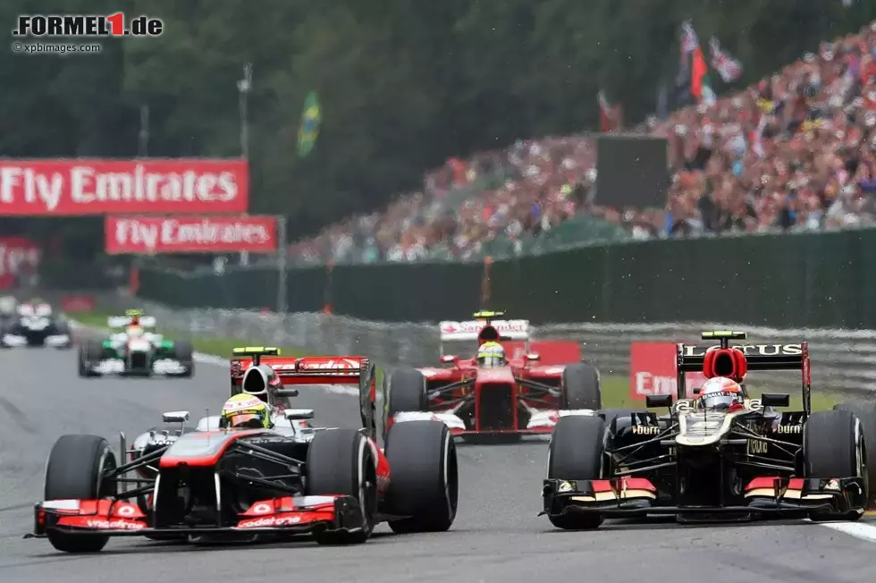 Foto zur News: Sergio Perez (McLaren) und Romain Grosjean (Lotus)