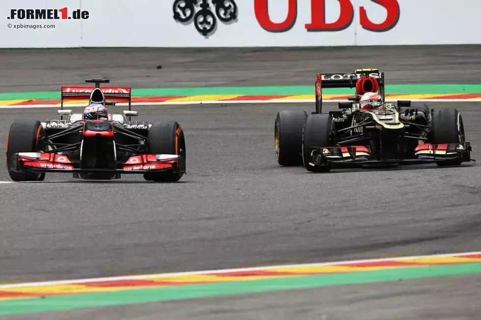 Foto zur News: Jenson Button (McLaren) und Romain Grosjean (Lotus)