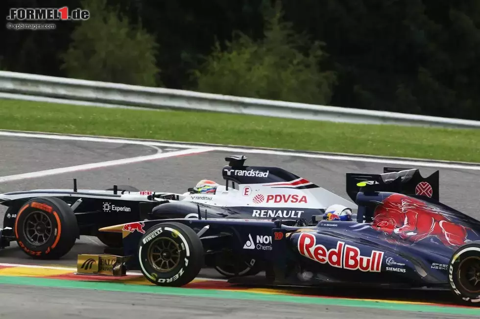 Foto zur News: Pastor Maldonado (Williams) und Daniel Ricciardo (Toro Rosso)