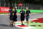 Foto zur News: Sebastian Vettel (Red Bull) beim Track-Walk