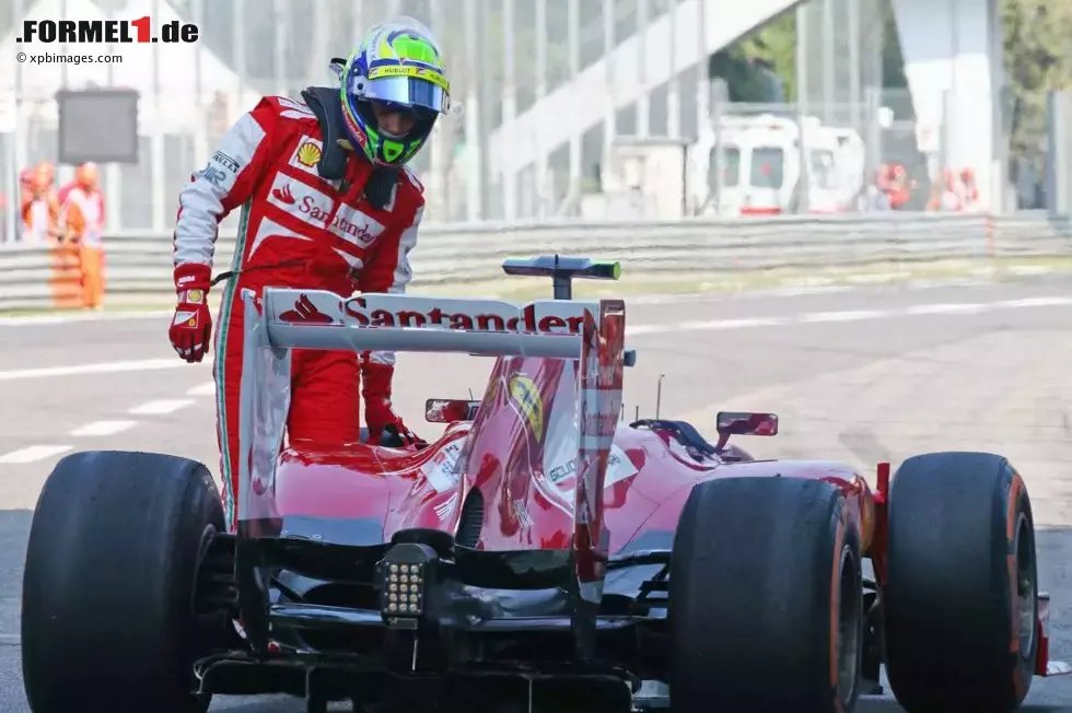 Foto zur News: Felipe Massa (Ferrari) am Ende der Boxengasse