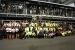 Foto zur News: Siegerfoto von Sebastian Vettel (Red Bull) mit seiner Truppe