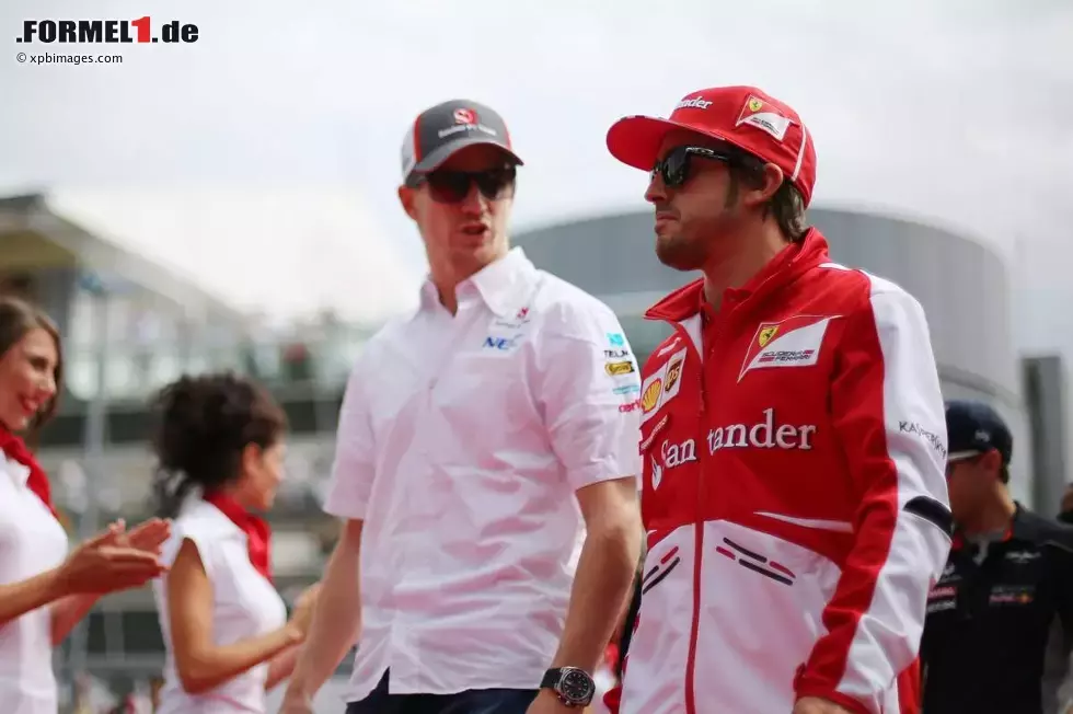 Foto zur News: Nico Hülkenberg (Sauber) und Fernando Alonso (Ferrari)