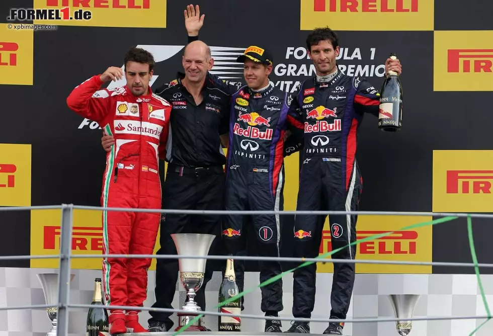 Foto zur News: Fernando Alonso (Ferrari), Sebastian Vettel (Red Bull) und Mark Webber (Red Bull)