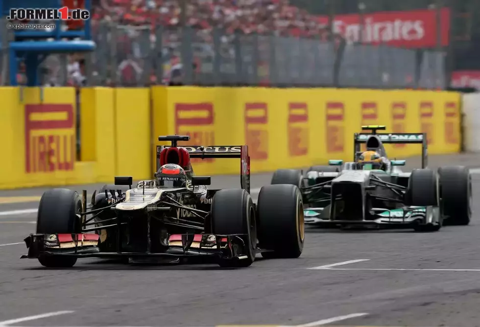 Foto zur News: Kimi Räikkönen (Lotus) und Lewis Hamilton (Mercedes)