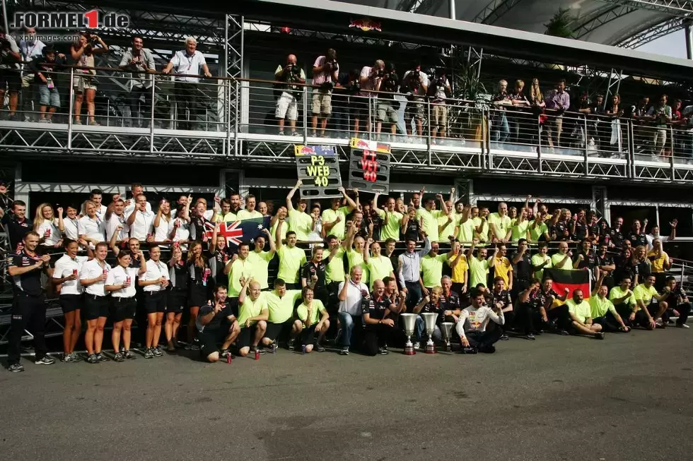 Foto zur News: Siegerfoto von Sebastian Vettel (Red Bull) mit seiner Truppe