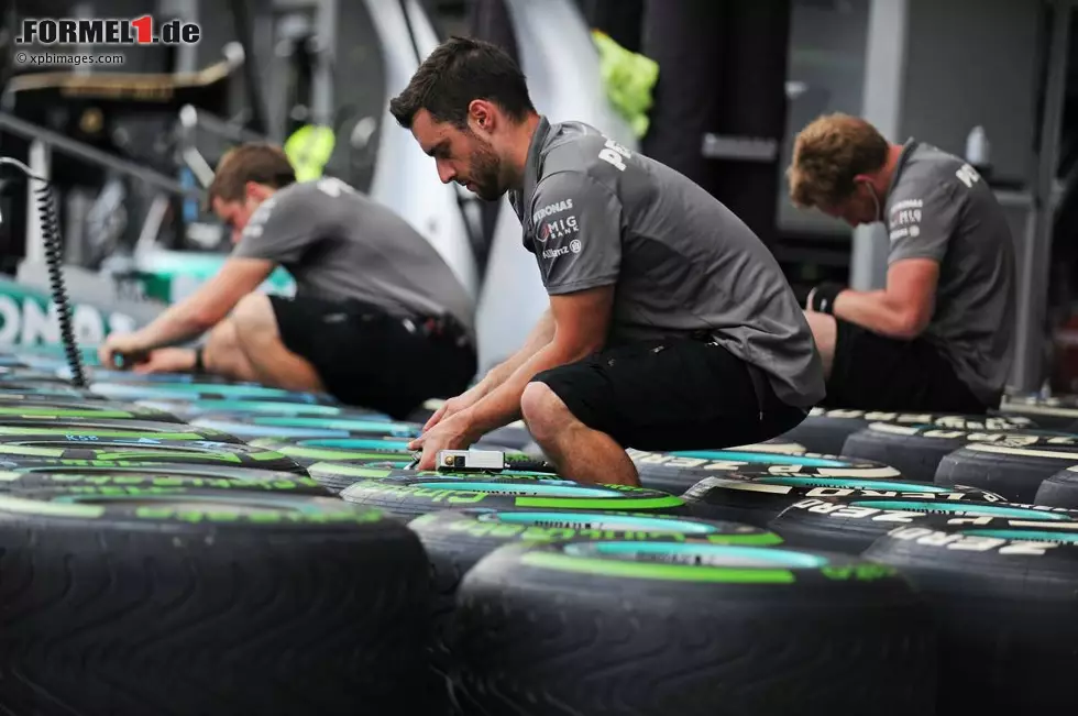 Foto zur News: Mercedes-Mechaniker bereiten die Pirelli-Reifen vor