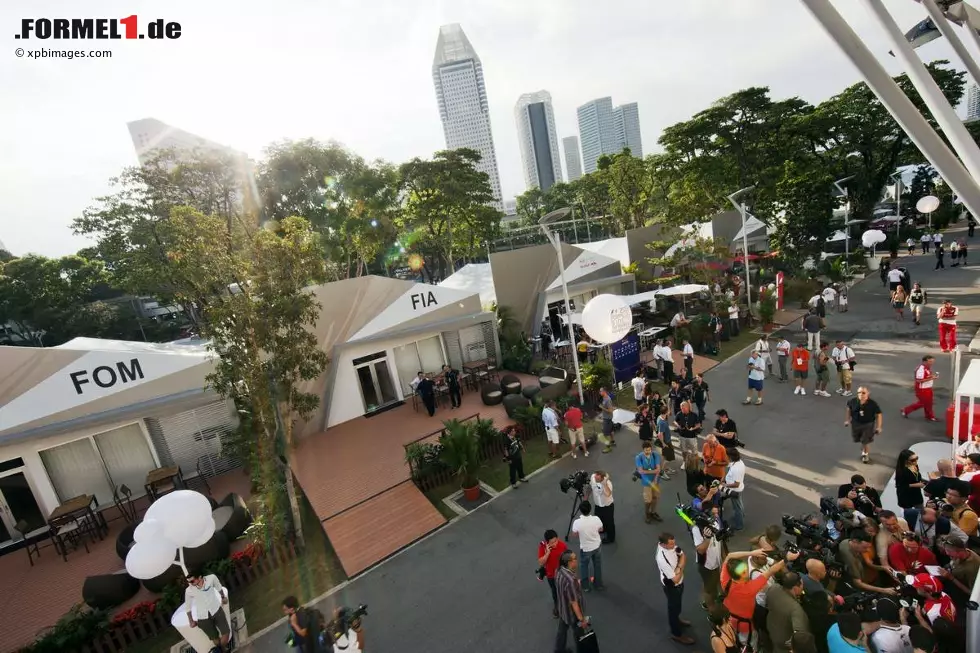 Foto zur News: Formel-1-Paddock in Singapur: Die Motorhomes sind in Europa geblieben