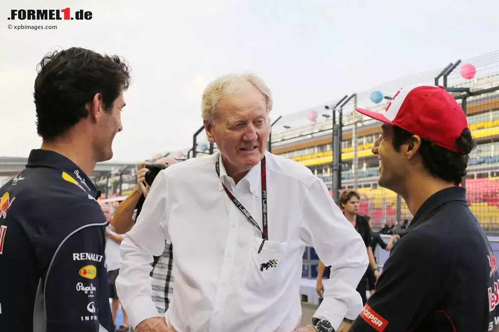 Foto zur News: Mark Webber (Red Bull), Ron Walker und Daniel Ricciardo (Toro Rosso)