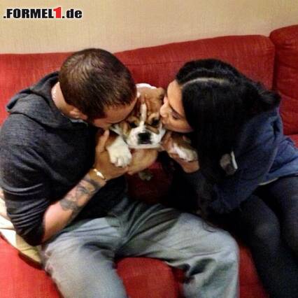 Foto zur News: Hamilton verstellt sich nicht und hat zuhause mit Freundin Nicole und Hund Roscoe seine Ruhepole.