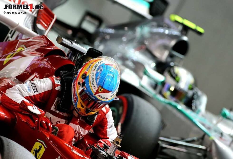 Foto zur News: Fernando Alonso (Ferrari) und Lewis Hamilton (Mercedes)