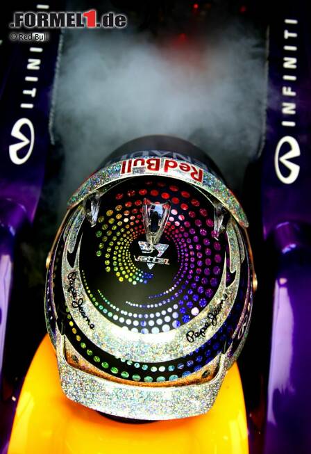 Foto zur News: Helm von Sebastian Vettel (Red Bull)