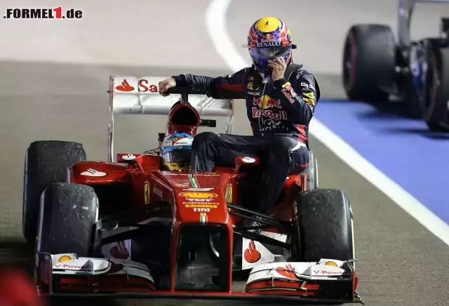 Foto zur News: Fernando Alonso nahm Pechvogel Mark Webber in der Auslaufrunde mit. Der Red-Bull-Pilot schied in der letzten Runde aus