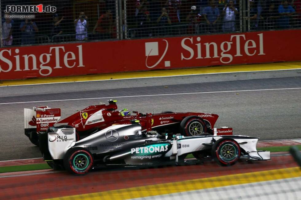 Foto zur News: Lewis Hamilton (Mercedes) und Felipe Massa (Ferrari) im Zweikampf