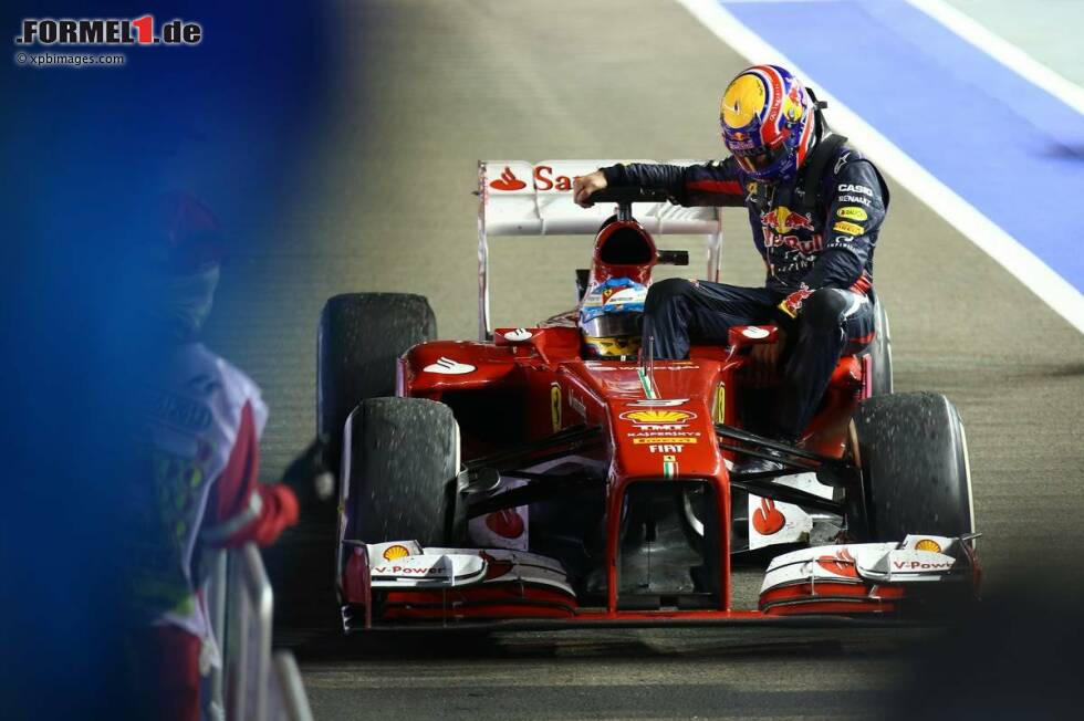 Foto zur News: Fernando Alonso (Ferrari) nimmt mi Mark Webber (Red Bull) mit