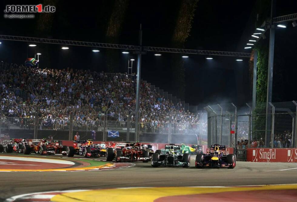 Foto zur News: Beim Starts wird es eng: Sebastian Vettel (Red Bull) und Nico Rosberg (Mercedes)