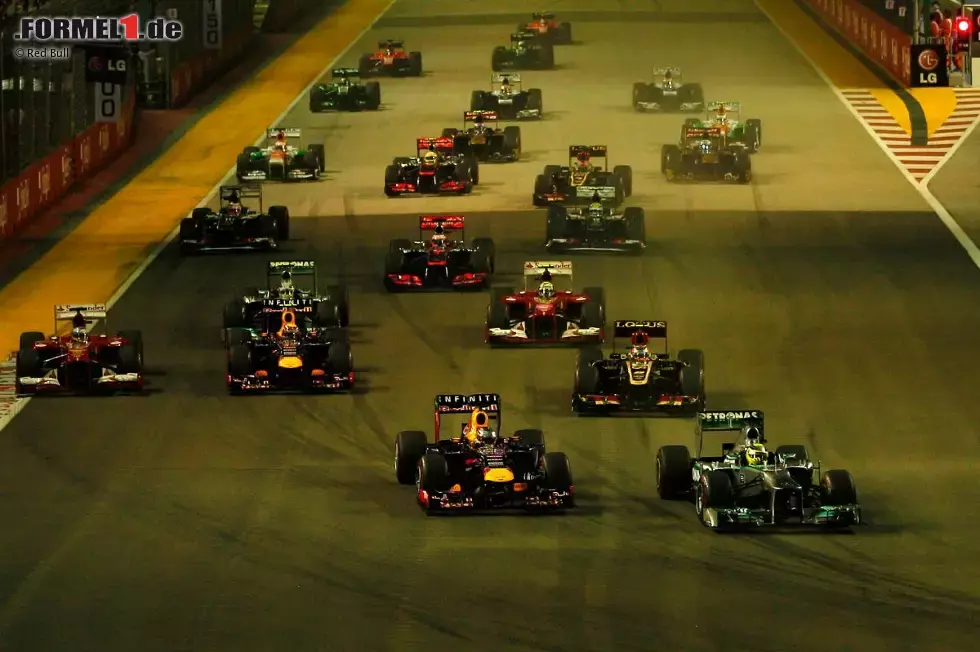 Foto zur News: Start: Nico Rosberg (Mercedes) und Sebastian Vettel (Red Bull)