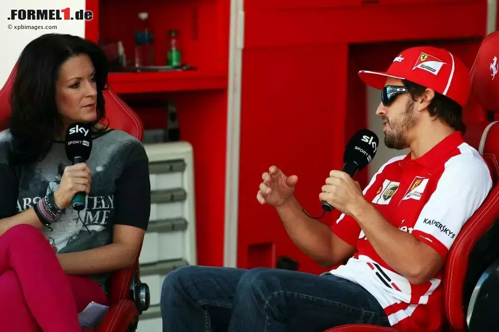 Foto zur News: Fernando Alonso (Ferrari) im Interview mit Tanja Bauer von Sky