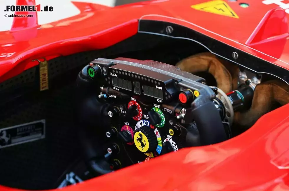 Foto zur News: Lenkrad des Ferrari F138