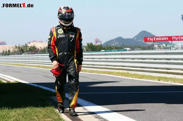 Foto zur News: Der geknickte Räikkönen kehrte zu Fuß an die Box seines Arbeitsgebers zurück...