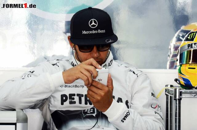 Foto zur News: Auch Teamkollge Lewis Hamilton zeigte sich in der Box entspannt...