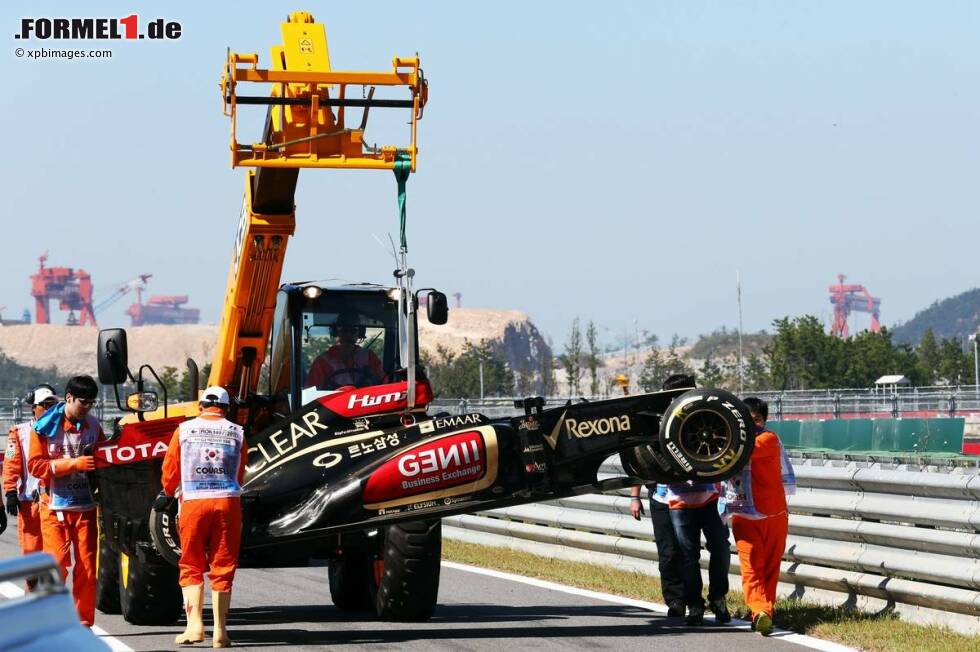 Foto zur News: Kimi Räikkönens Lotus nach dem Unfall am Ende des ersten Trainings