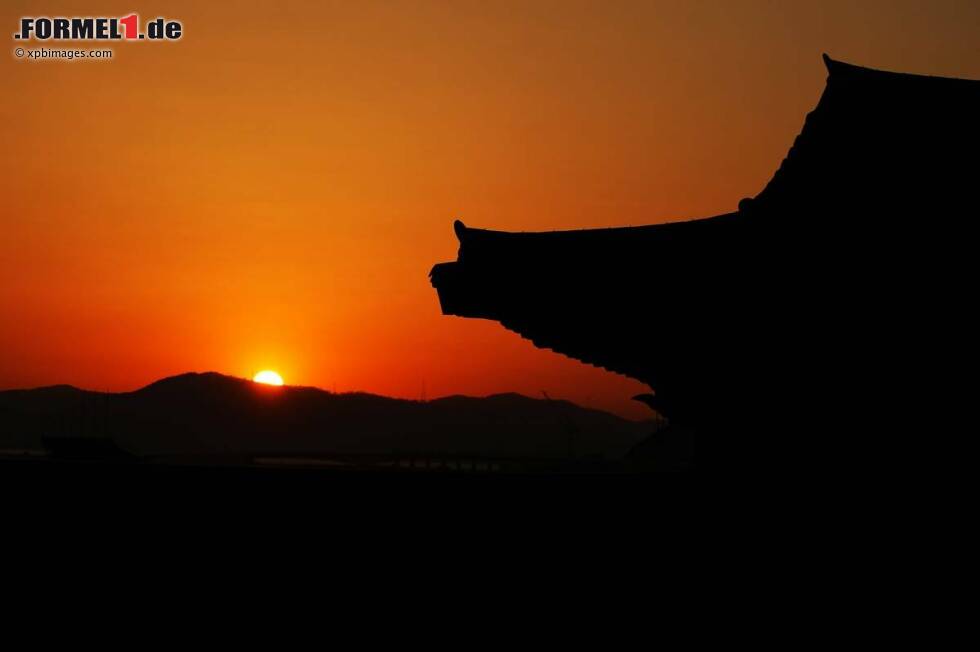 Foto zur News: Sonnenuntergang über der Strecke