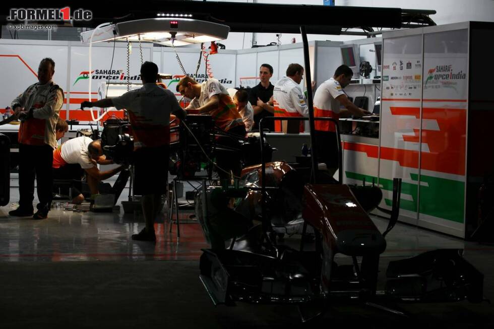 Foto zur News: Nachtschicht bei Force India