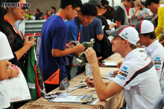 Foto zur News: Ein gefragter Mann: Nico Hülkenberg schreibt Autogramme für seine Fans