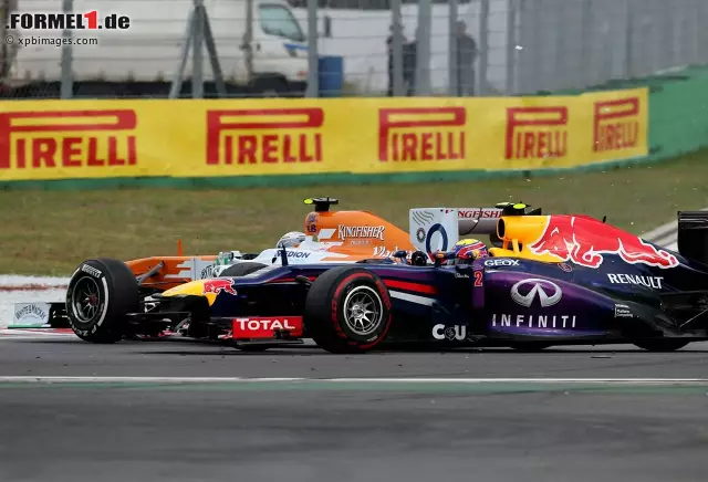 Foto zur News: Die zweite Safety-Car-Phase folgte gleich darauf, denn Adrian Sutil verlor beim Restart die Kontrolle über sein Auto und krachte in Webber. Dessen Auto...