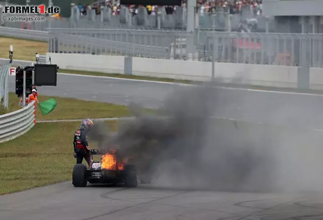 Foto zur News: ...fing spektakulär Feuer. Webber kletterte gelassen aus dem Red Bull