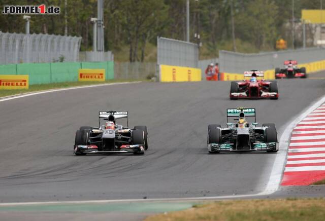 Foto zur News: Lewis Hamilton verzweifelte in der Schlussphase des Rennens an der Traktion des Sauber von Nico Hülkenberg