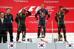 Foto zur News: Sebastian Vettel (Red Bull), Romain Grosjean (Lotus) und Kimi Räikkönen (Lotus)