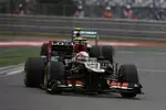 Foto zur News: Romain Grosjean (Lotus) und Lewis Hamilton (Mercedes)