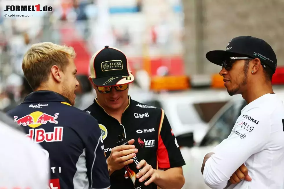 Foto zur News: Sebastian Vettel (Red Bull), Lewis Hamilton (Mercedes) und Kimi Räikkönen (Lotus)