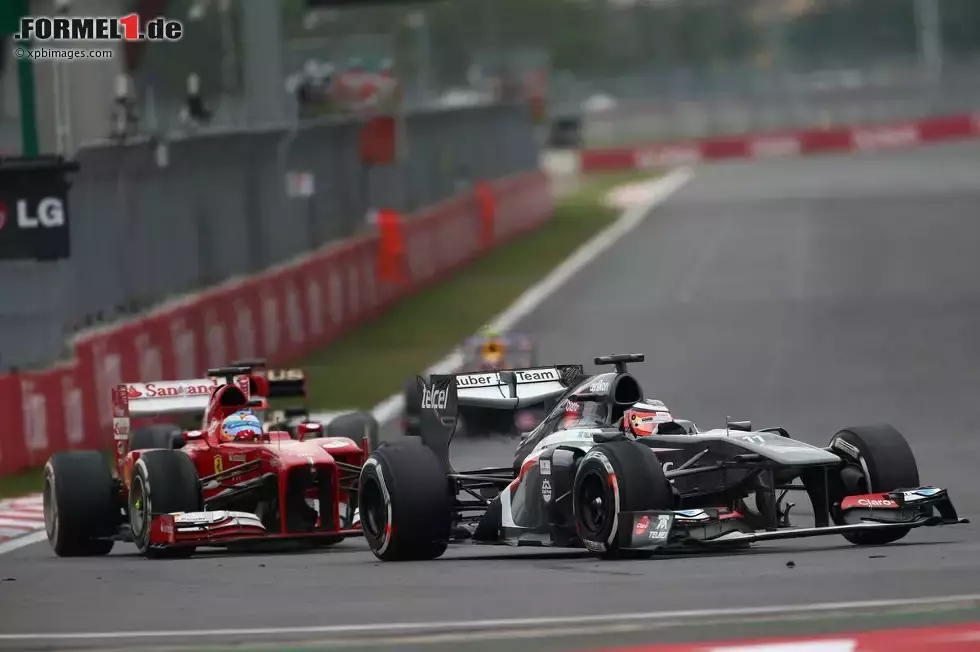 Foto zur News: Nico Hülkenberg (Sauber) und Fernando Alonso (Ferrari)