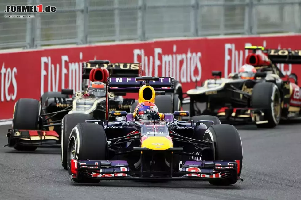 Foto zur News: Sebastian Vettel (Red Bull) und Kimi Räikkönen (Lotus)