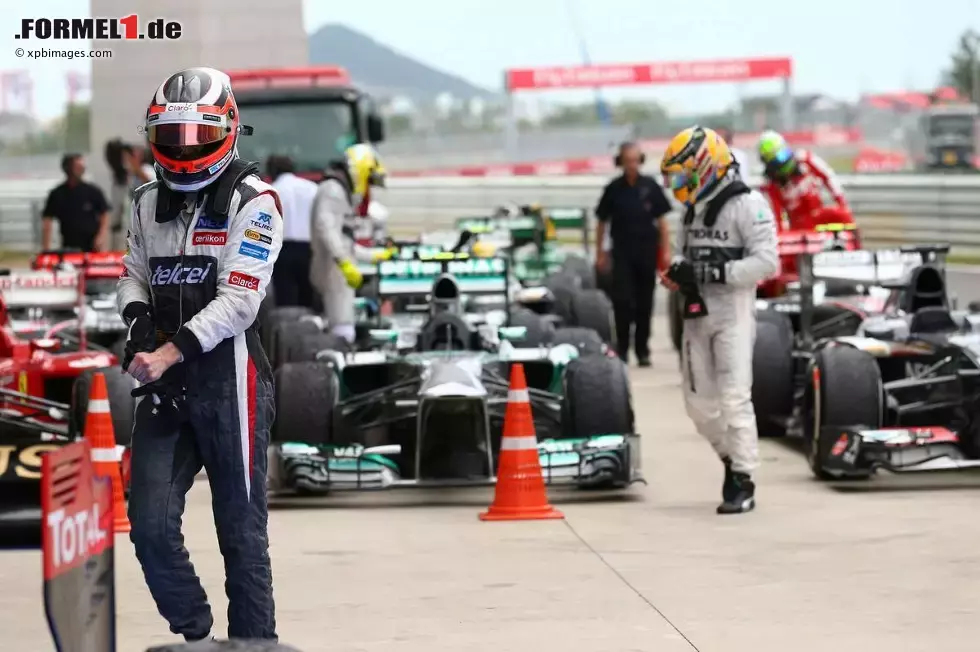 Foto zur News: Nico Hülkenberg (Sauber) und Lewis Hamilton (Mercedes)